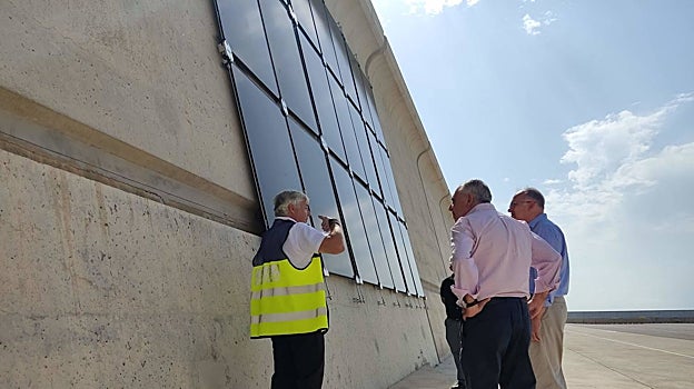 Imagen en detalle de la visita a las placas instaladas en el dique norte del Puerto de Valencia