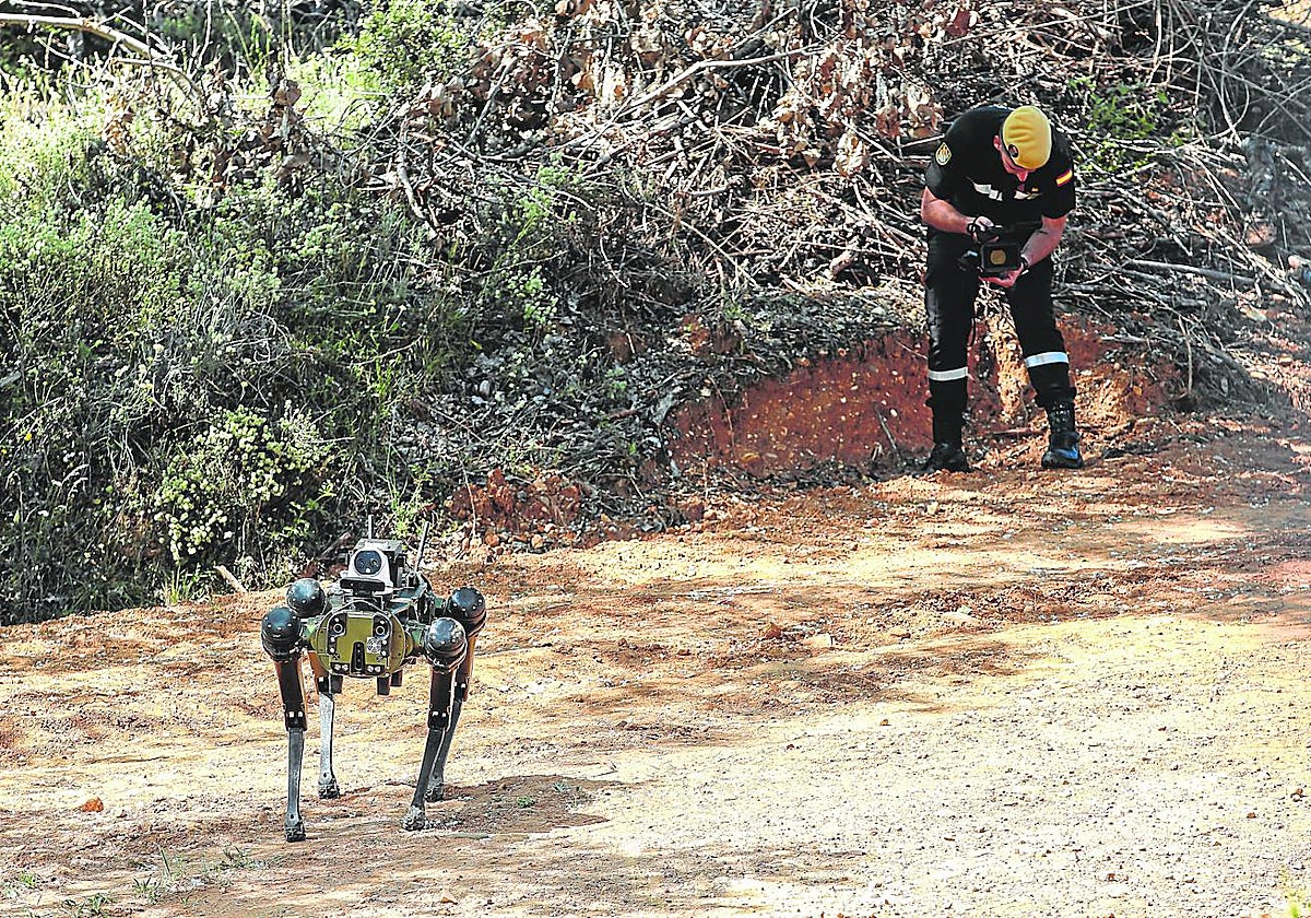 Encuentro de la UME, con sede en León, con empresas tecnológicas para conocer su oferta de drones