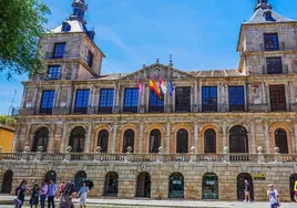 El Ayuntamiento de Toledo compra relojes para fichar y portátiles para que puedan teletrabajar los empleados municipales