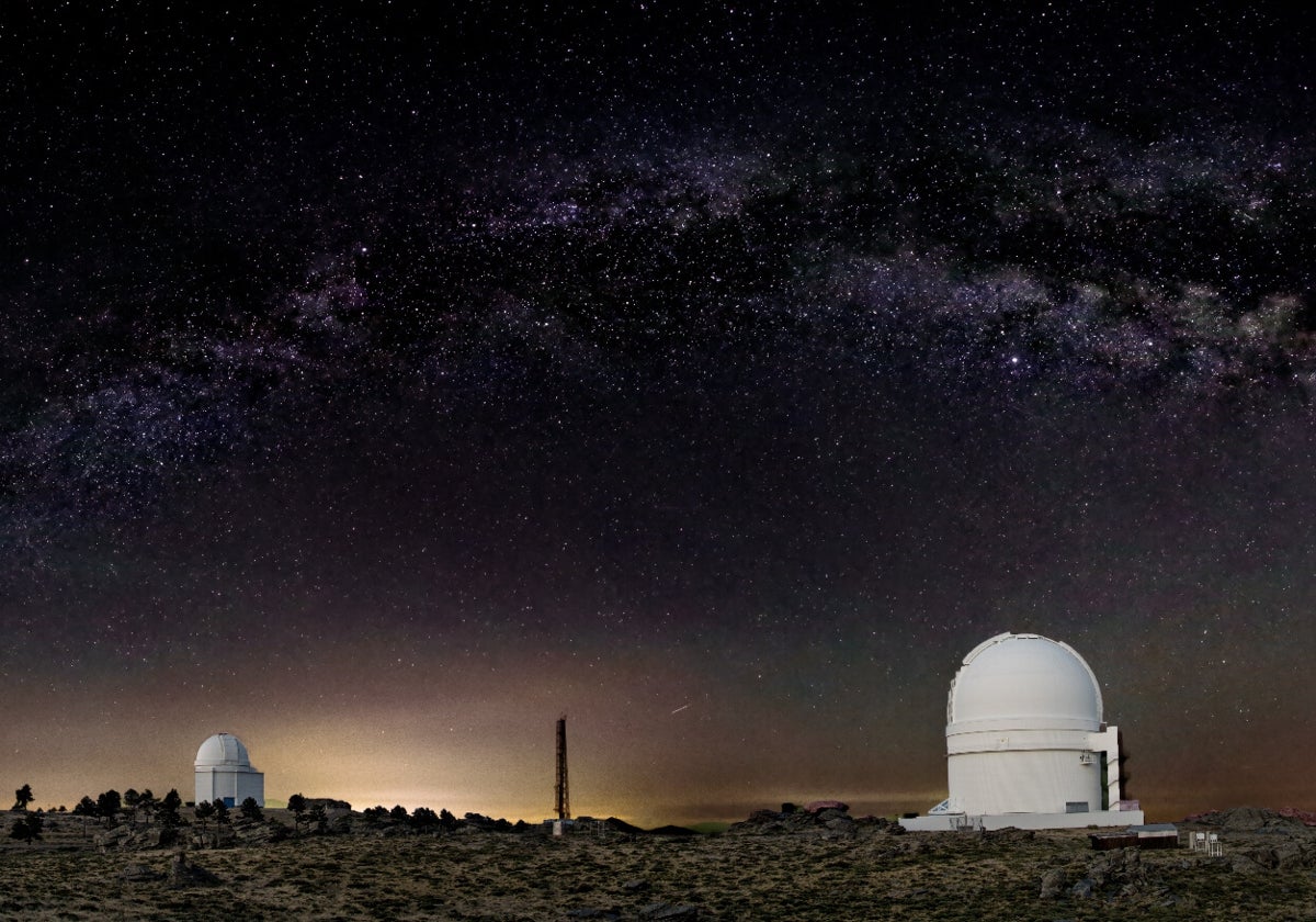 Vía Láctea sobre las cúpulas del observatorio astronómico almeriense.