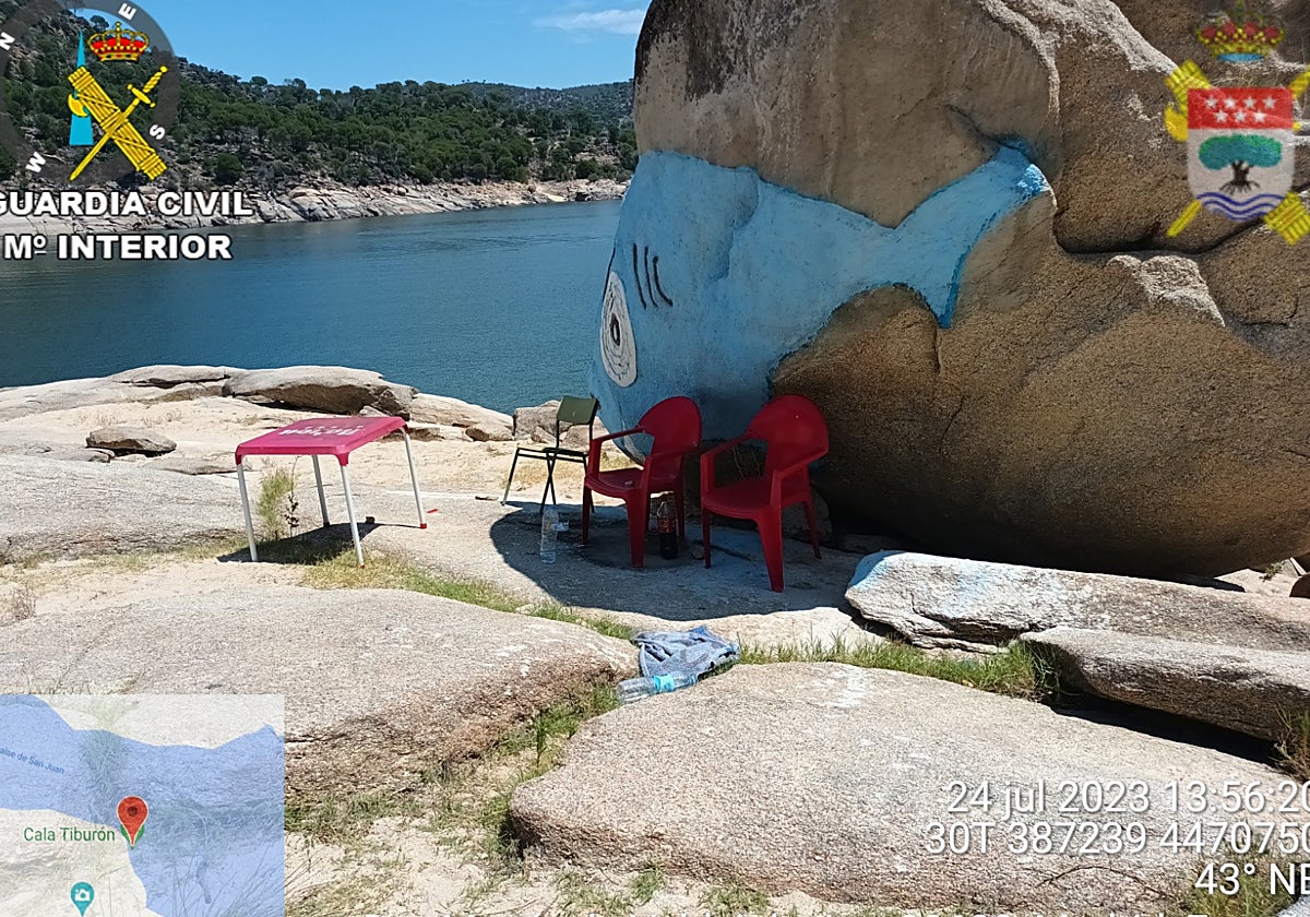 Varias sillas y una mesa de plástico utilizadas por los jóvenes en la cala