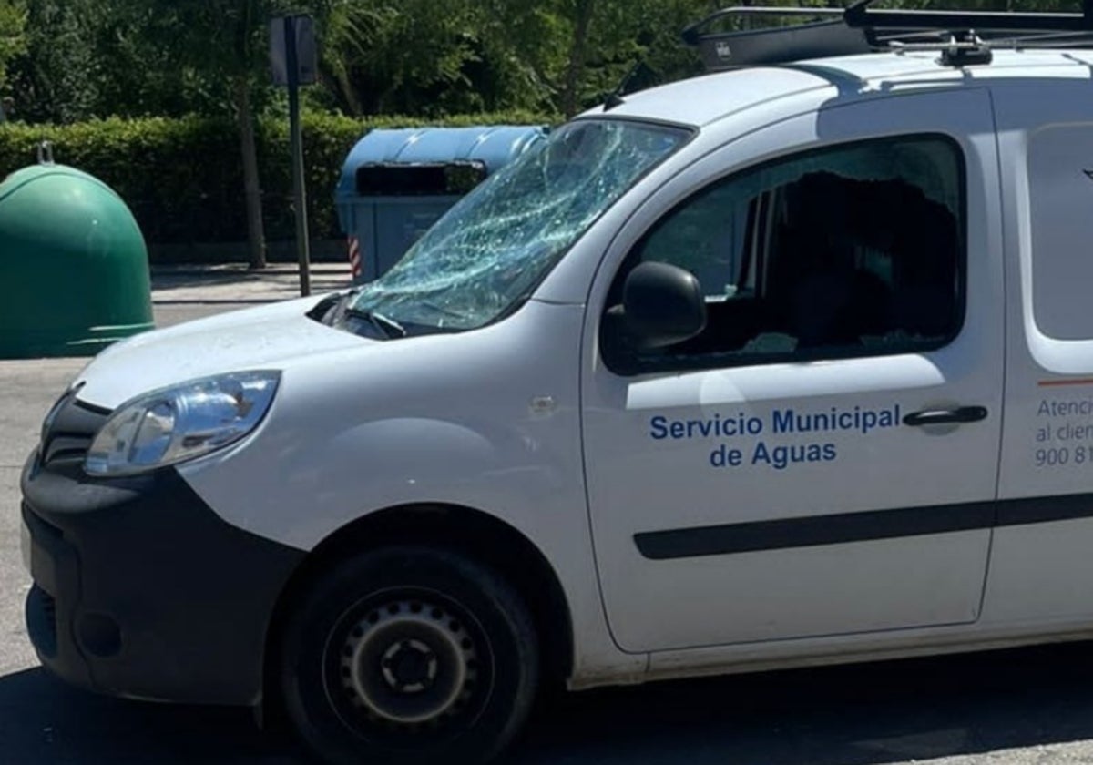 Así quedaron, destrozadas, las lunas del coche que conducía el trabajador herido