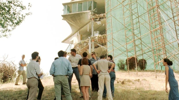 Vecinos y curiosos asisten al desmantelamiento del edificio