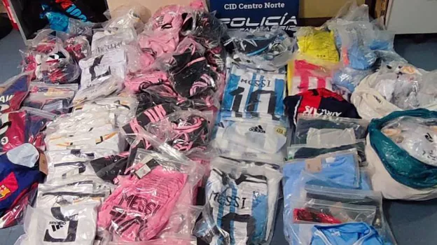 Camisetas de fútbol incautadas por la Policía Municipal el jueves