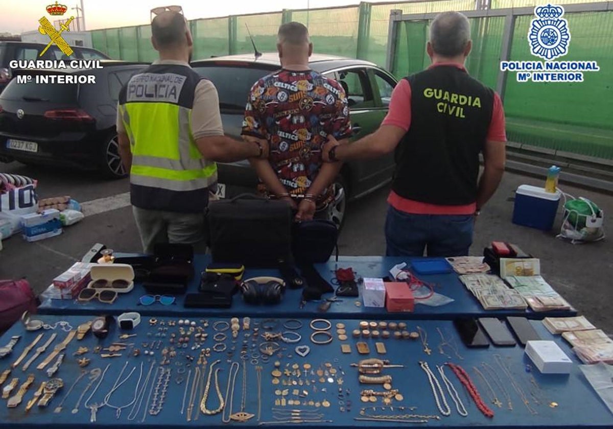 Imagen de agentes de la Guardia Civil y la Policía Nacional junto al detenido y los efectos intervenidos