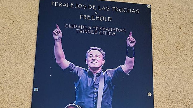 Placa dedicada al cantante de Nueva Jersey en el municipio de Peralejos de las Truchas (Guadalajara)