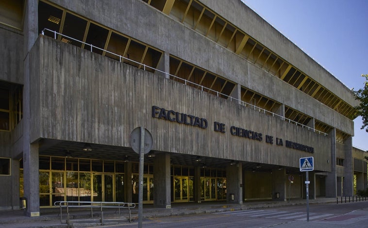 Imagen principal - Arriba, fachada del centro docente. Sobre estas líneas, detalles de la techumbre y alzado lateral