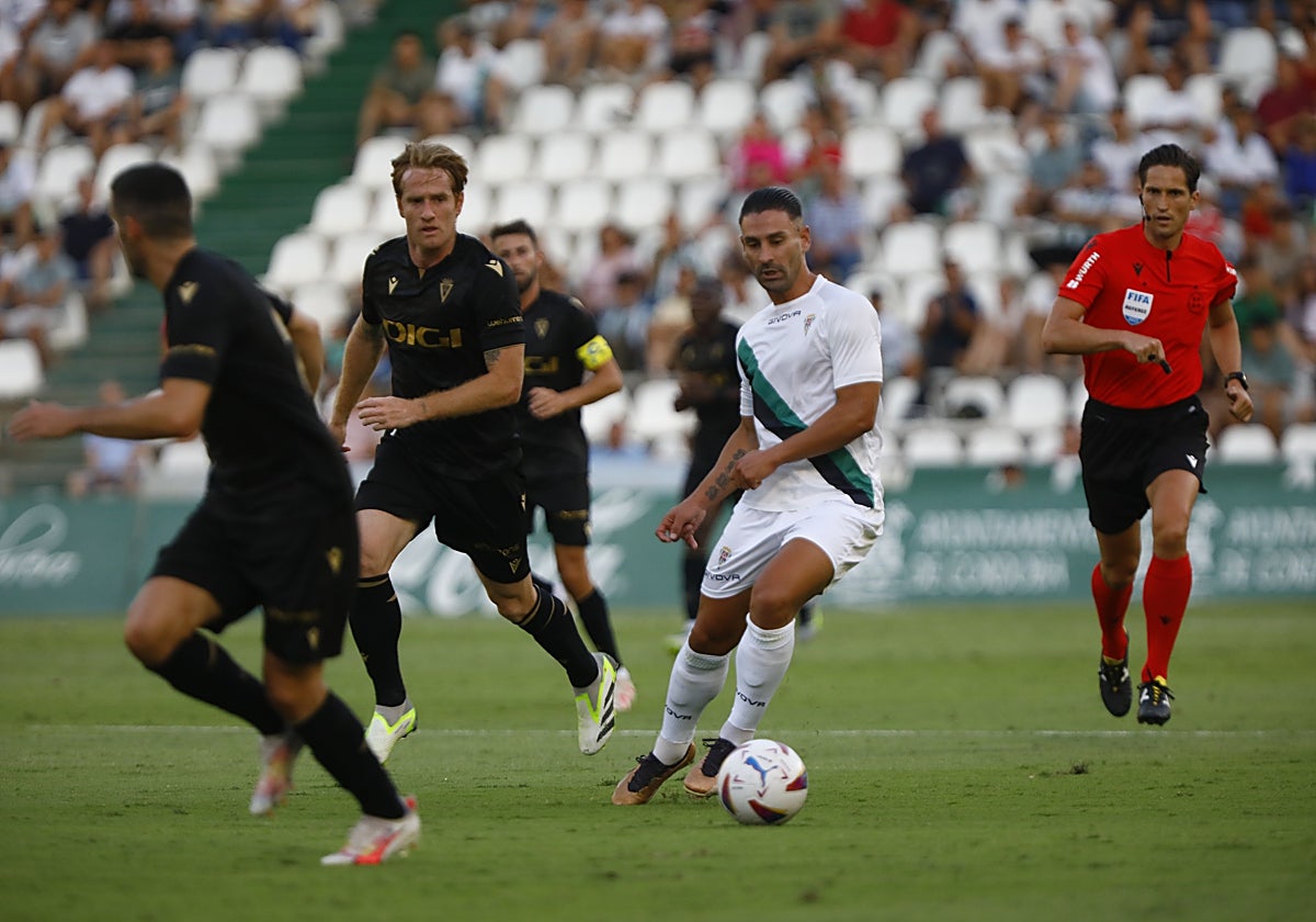 Kike Márquez durante el partido ante el Cádiz en El Arcángel