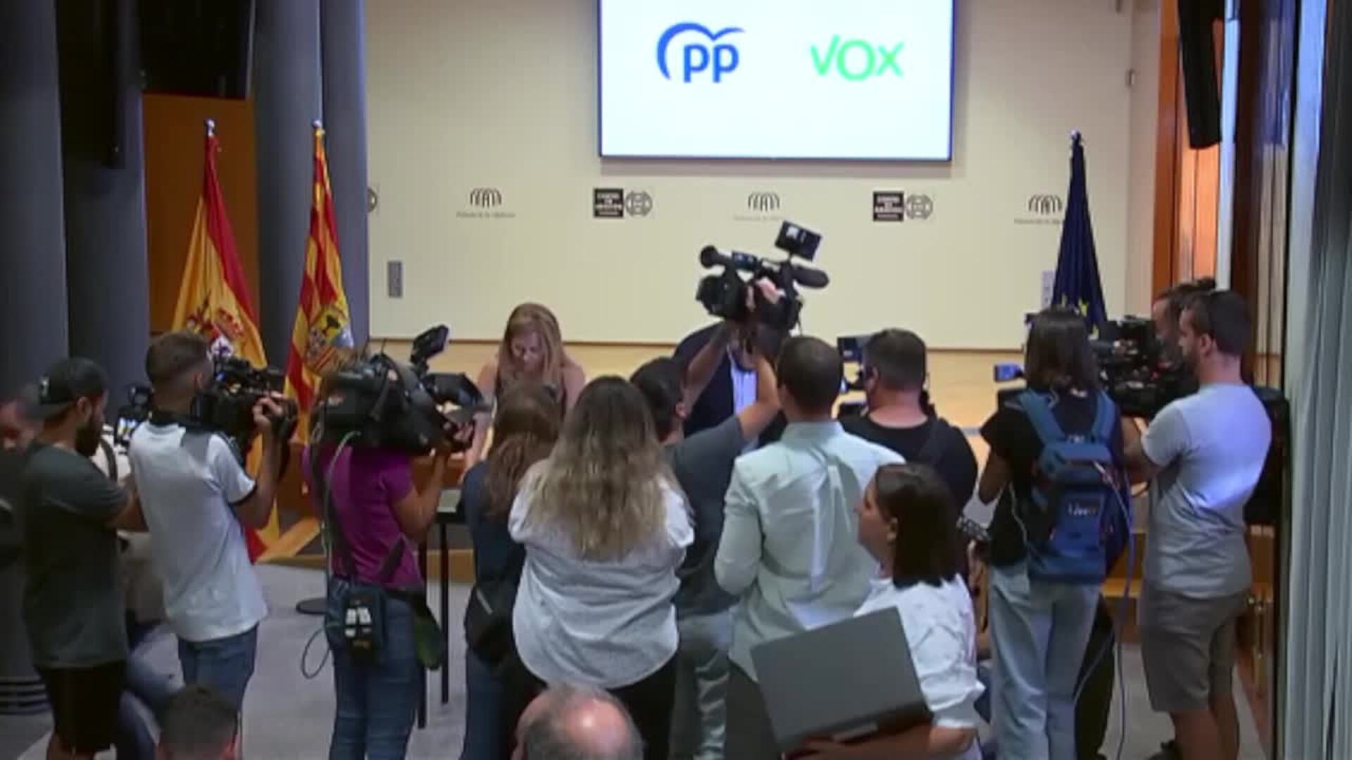 El PP y Vox firman el acuerdo del gobierno de coalición en Aragón sin presencia de Azcón
