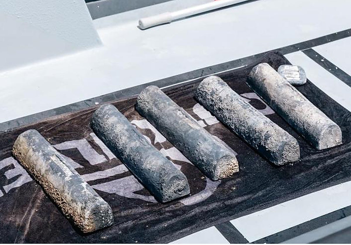 Los lingotes de plomo descubiertos en Cullera, en una imagen difundida por el Ayuntamiento.