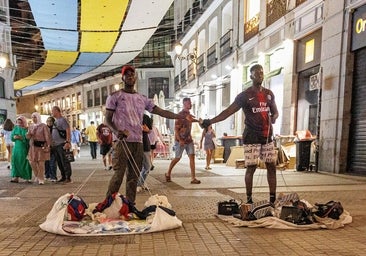 Los manteros hacen su agosto en Madrid: camisetas de fútbol a 25 euros y pagos por Bizum