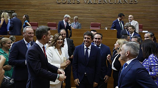 Imagen de archivo del presidente de la Generalitat, Carlos Mazón, en las Cortes Valencianas
