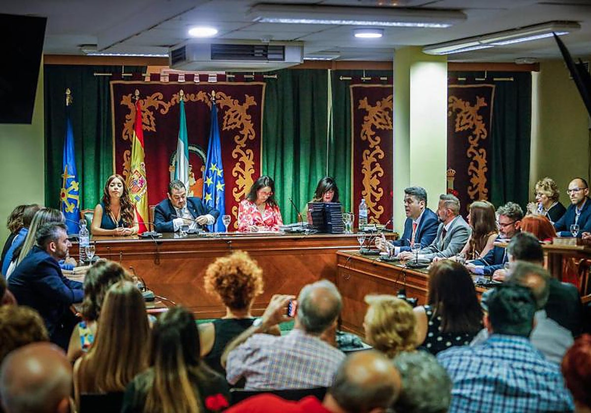 Pleno de constitución del nuevo ayuntamiento de Maracena, presidido por el popular Julio Pérez.