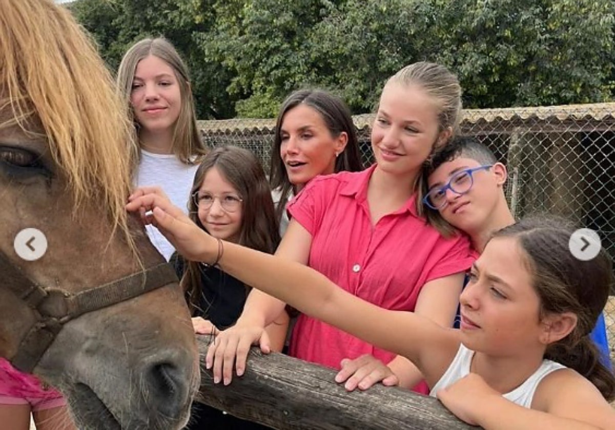 La Reina, junto a la Princesa Leonor y la Infanta Sofía, en la Granja Escola Jovent