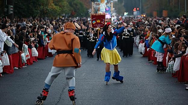 Miembros de uno de los pasacalles de la última Cabalgata de los Reyes Magos de Córdoba
