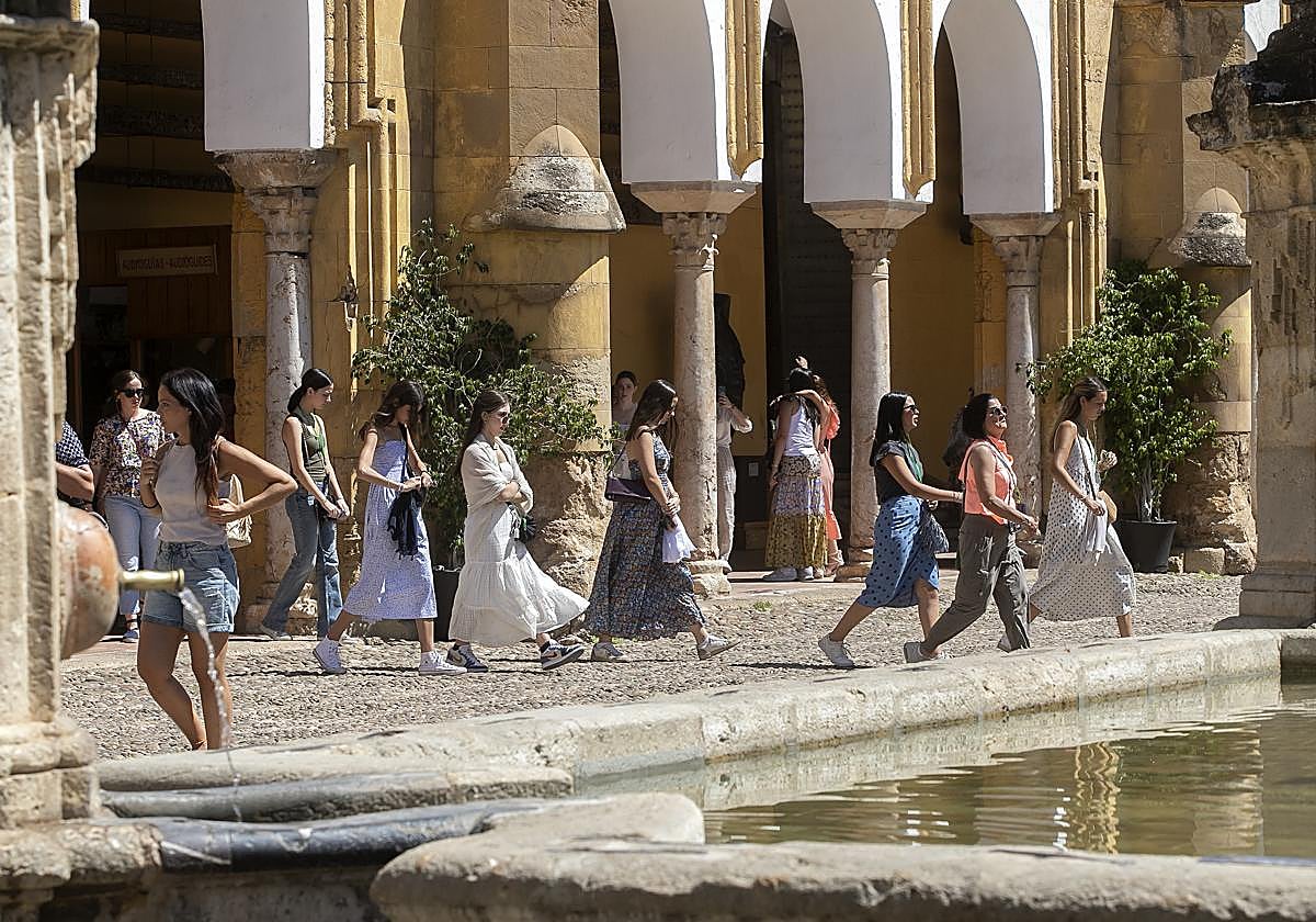 Un grupo de turistas atraviesa el Patio de los Naranjos de la Mezquita-Catedral