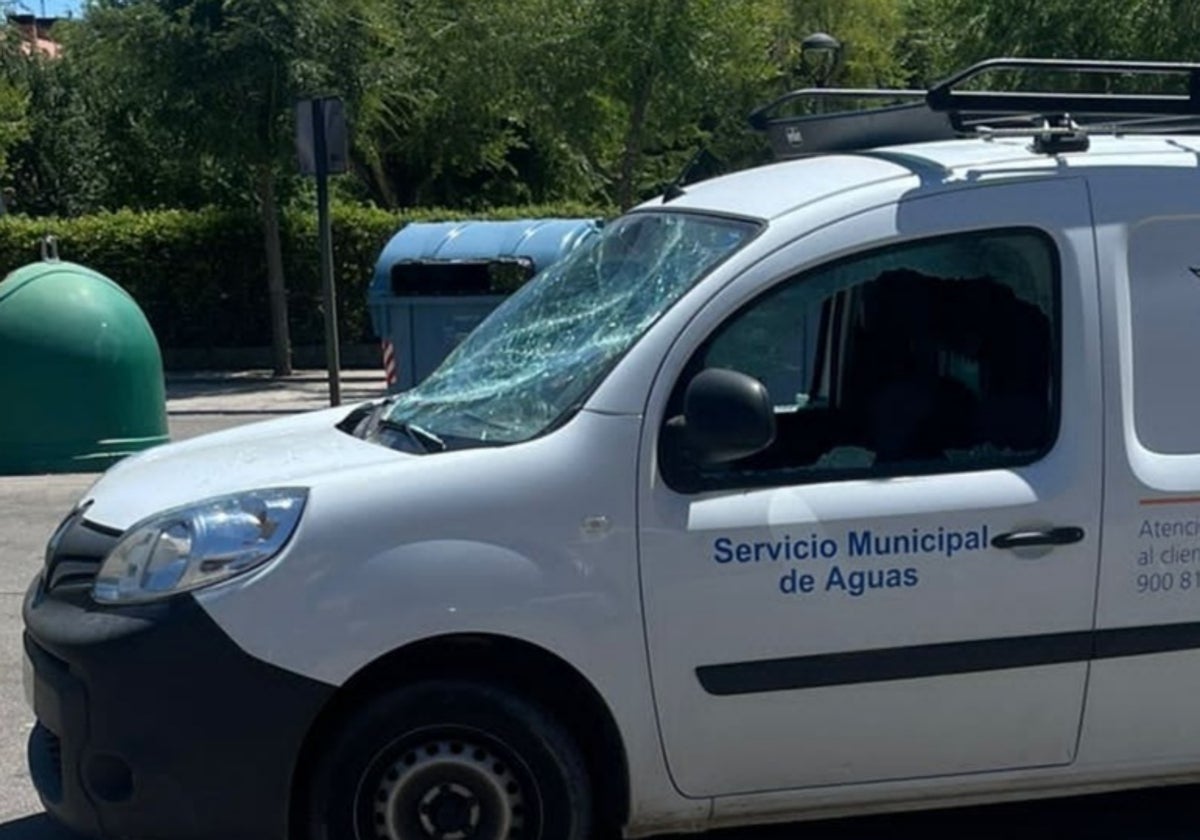 Así quedaron las lunas del coche del trabajador de Aqualia