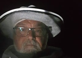 'Avispaman': el concejal de Seguridad Ciudadana de Nambroca que patrulla de noche para combatir las avispas