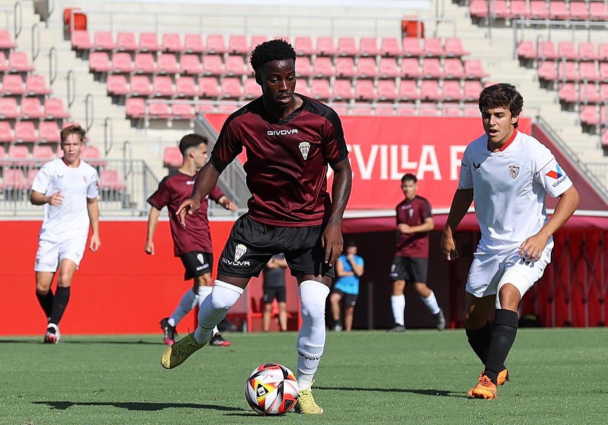 Adilson conduce el balón durante el partido ante el Sevilla Atlético