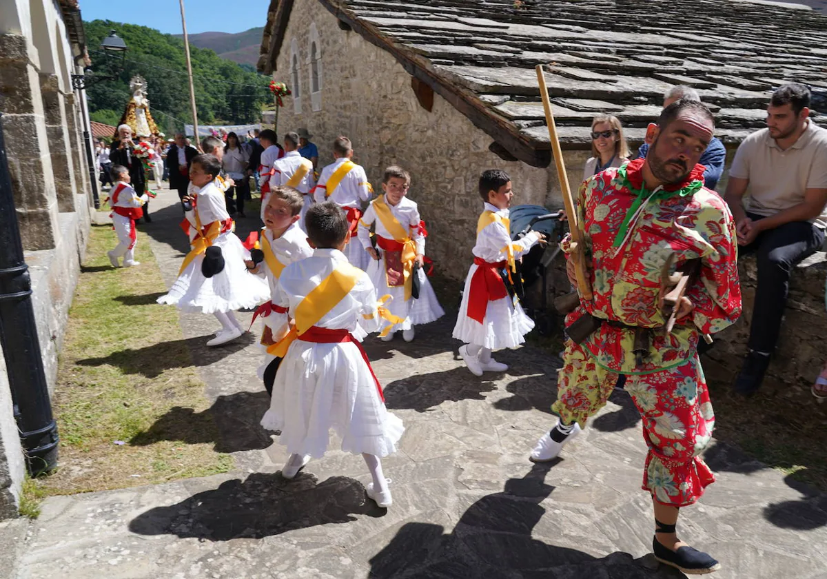 Cientos de personas celebran la tradicional Romería de la Virgen de las  Nieves en Las Machorras