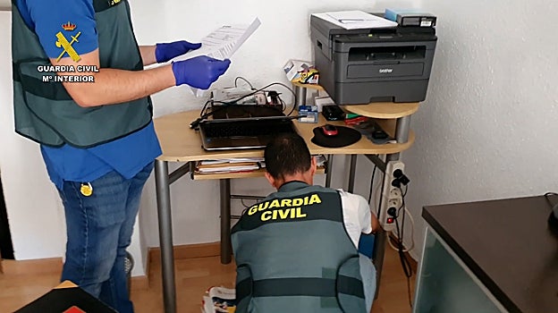 Imagen de los agentes de la Guardia Civil en el domicilio de los estafadores de seguros