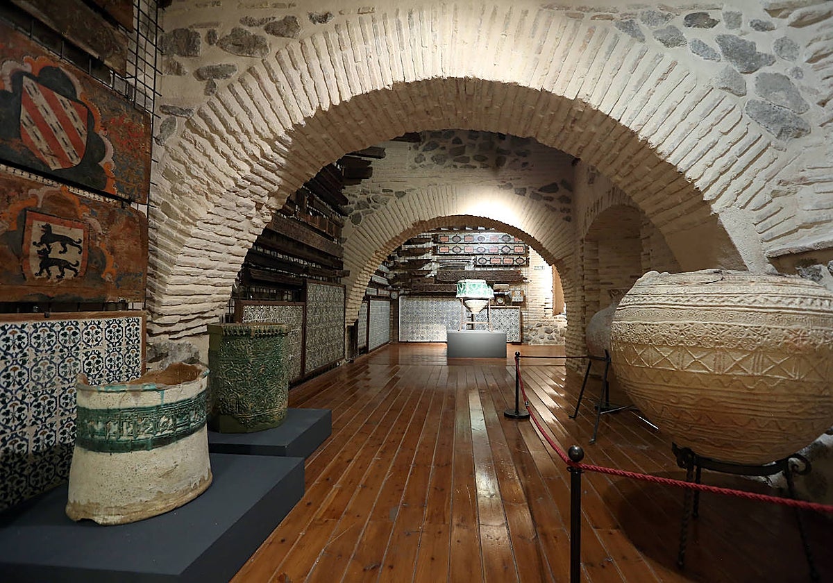 En primer plano, dos brocales de pozo y una de las tinajas halladas en una excavación arqueológica en Bajada del Barco