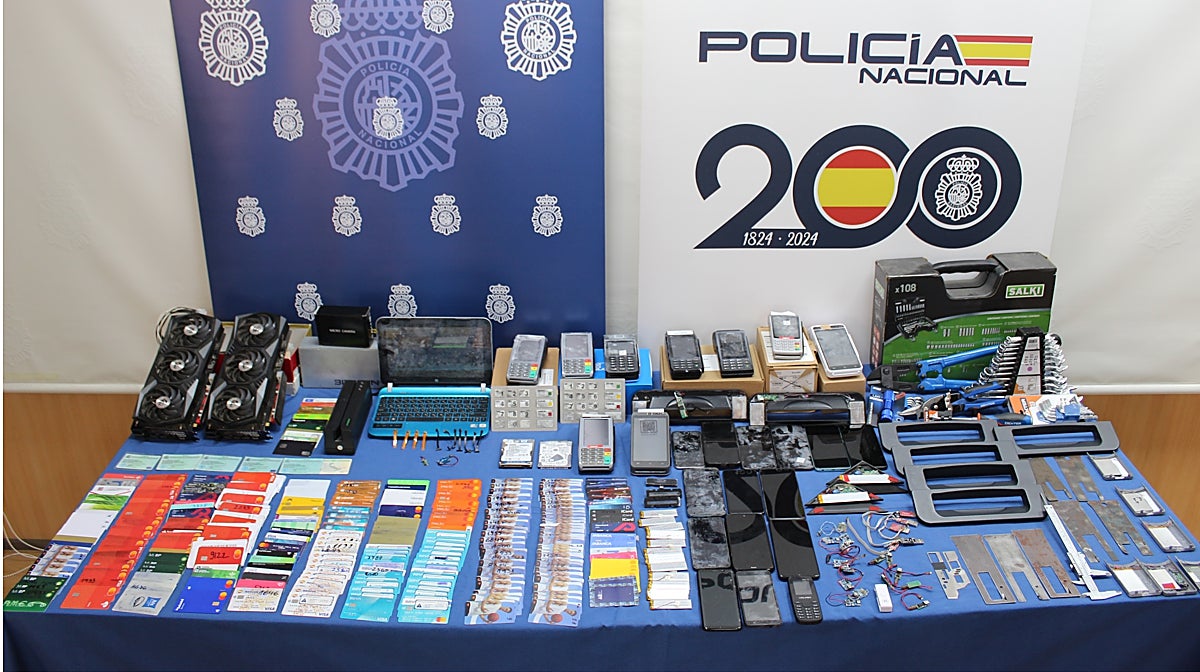 Imagen del material electrónico intervenido a un grupo especializado en clonar tarjetas bancarias en Valencia