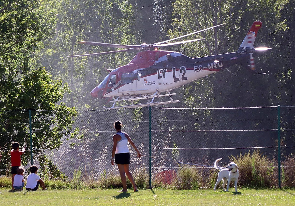 Los helicópteros repostan agua en el río Bernesga a su paso por Carbajal de la Legua