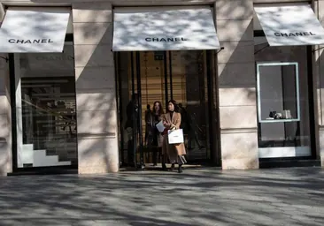 Intentan robar por alunizaje en la tienda Chanel de Barcelona y huyen ante  los Mossos