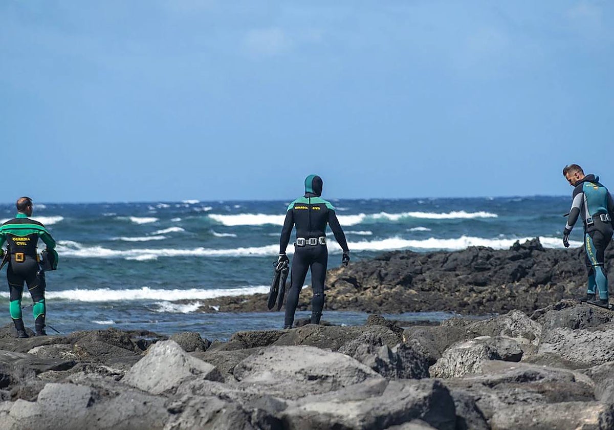 Imagen de archivo de tres guardias civiles en un espigón