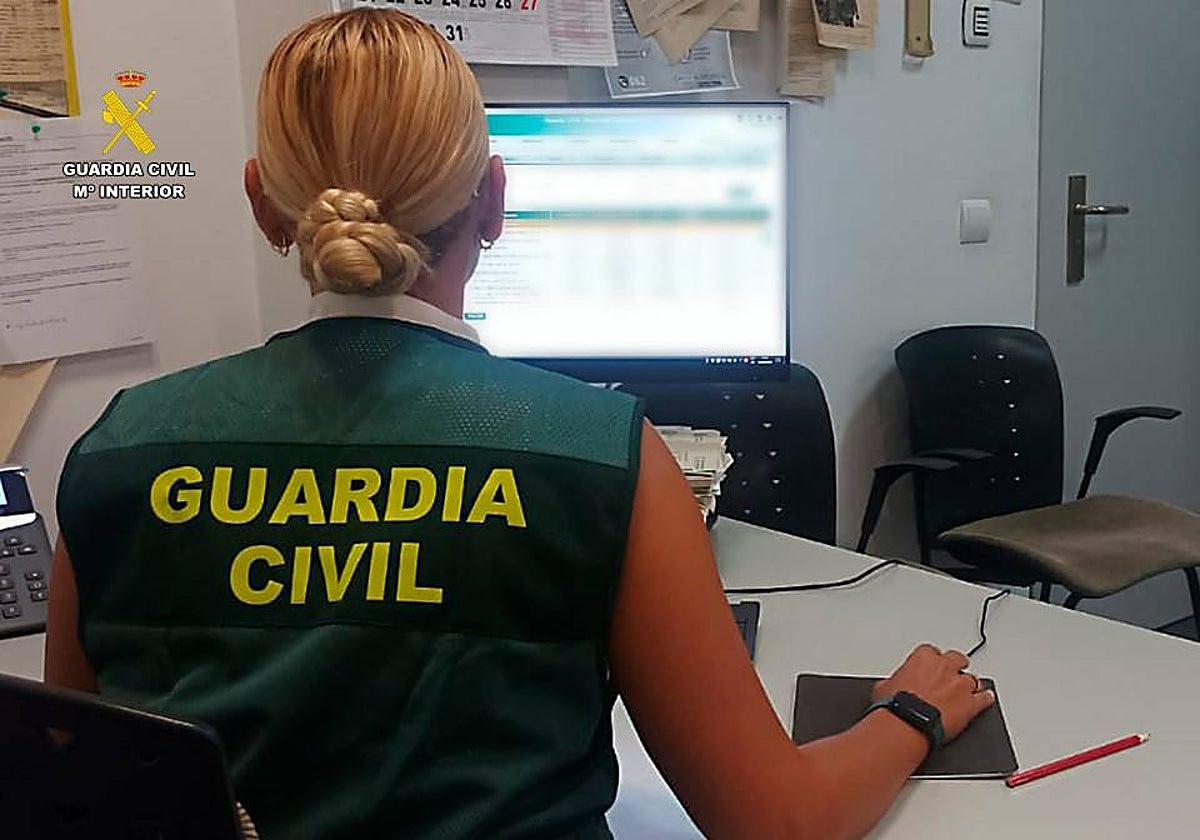 Imagen de una guardia civil en el puesto de Santa Pola