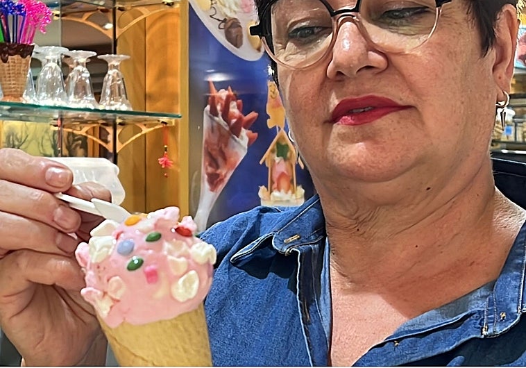 Inmaculada Arques, de la Heladería Miquel Gelater de Denia (Alicante), con un helado artesano Barbie
