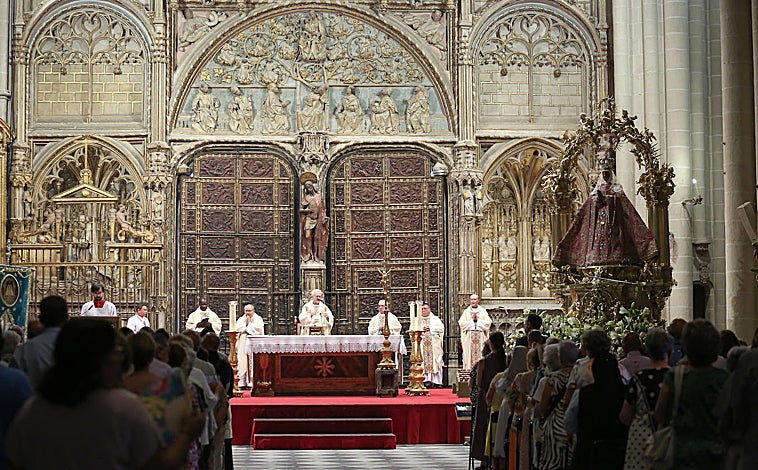 Imagen principal - lLa misa que ha abierto el Octavario de la Virgen del Sagrario ha estado oficiada por Sebastián Villalobos, consiliario de la Esclavitud de nuestra Señora del Sagrario y a ella han asistido numerosos fieles, entre ellos la concejal de Cultura, Ana Pérez; Movilidad, José Ignacio Jiménez; y Educación, Daniel Morcillo