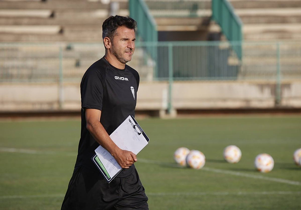 El técnico blanquiverde Iván Ania durante un entrenamiento