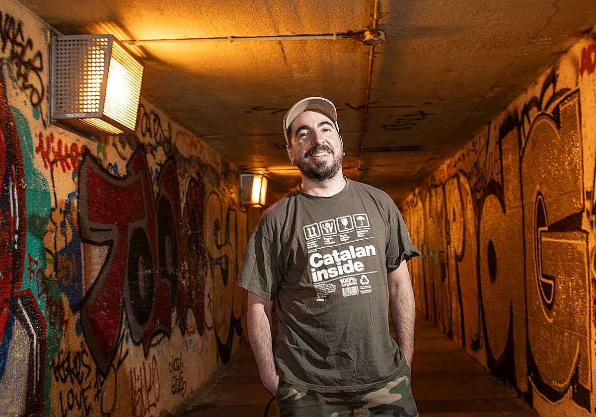 El actor en un paso subterráneo de Batán