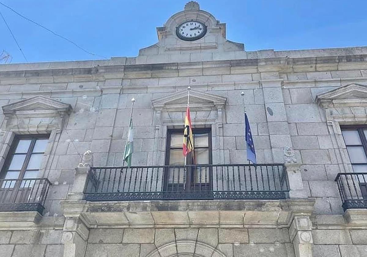 Las banderas, ondeando hoy a media asta en Pozoblanco por el asesinato machista