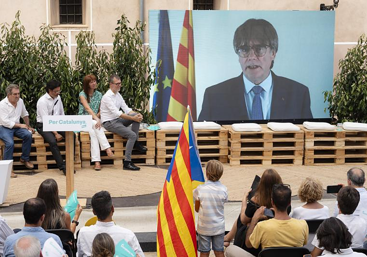 Carles Puigdemont participa (por videoconferencia) en el mitin de Junts para el 23J celebrado en Amer (Gerona), el 16 de julio