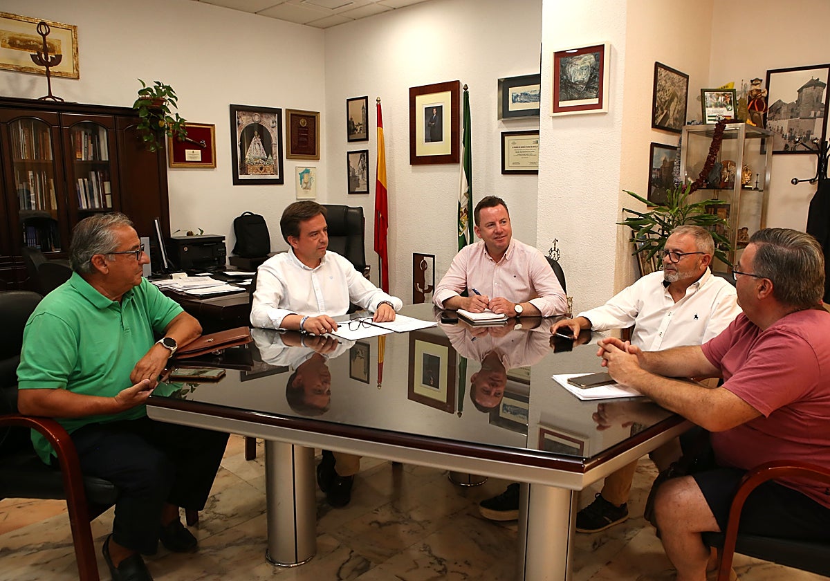 El alcalde, a la izquierda con camisa blanca, durante la reunión
