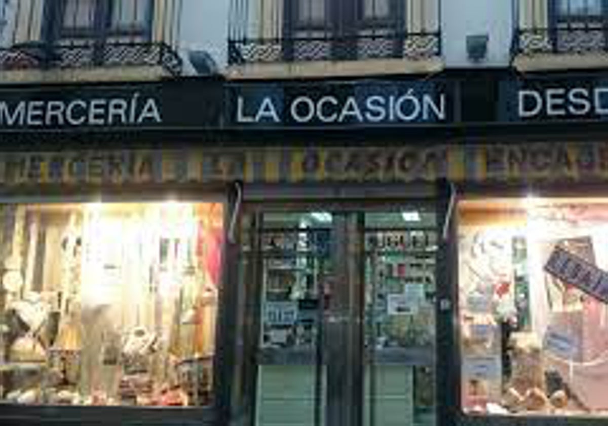 Fachada de la Mercería La Ocasión, en pleno centro de Granada.