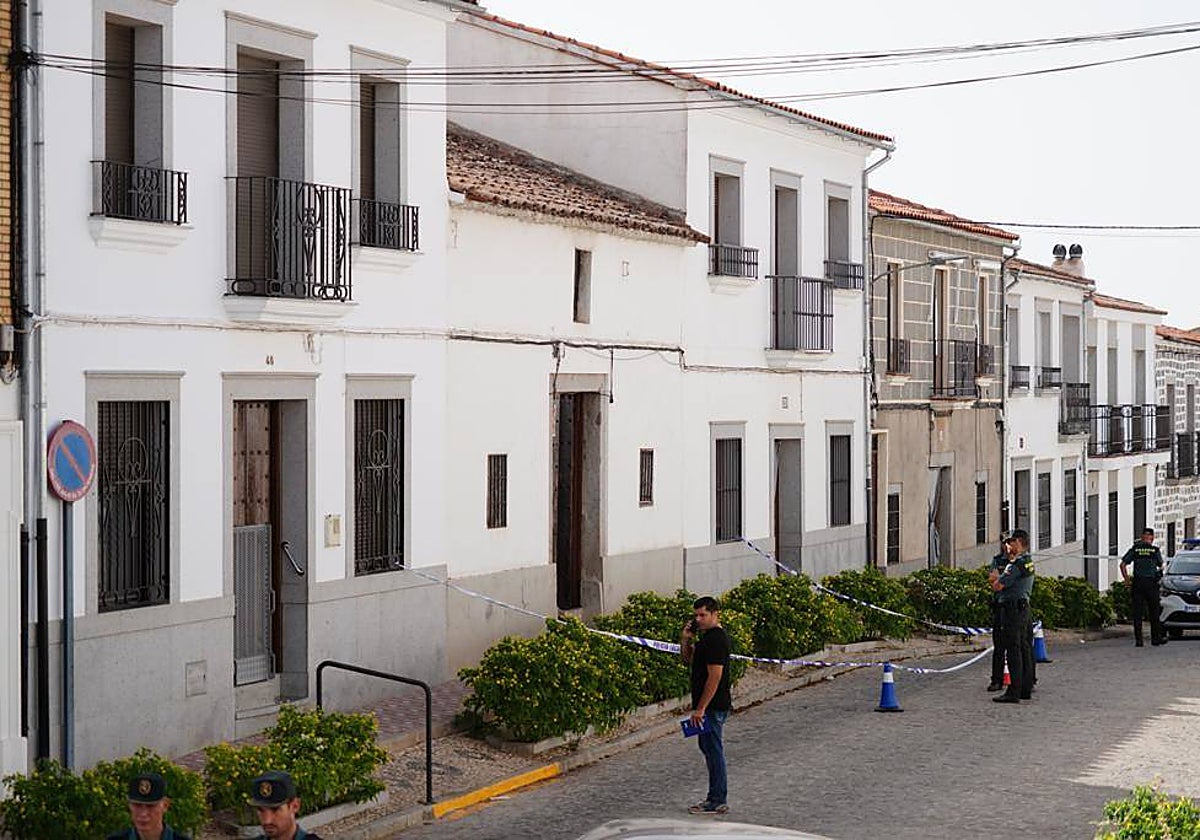 Casa acordonada de Pozoblanco donde se han encontrado los cuerpos