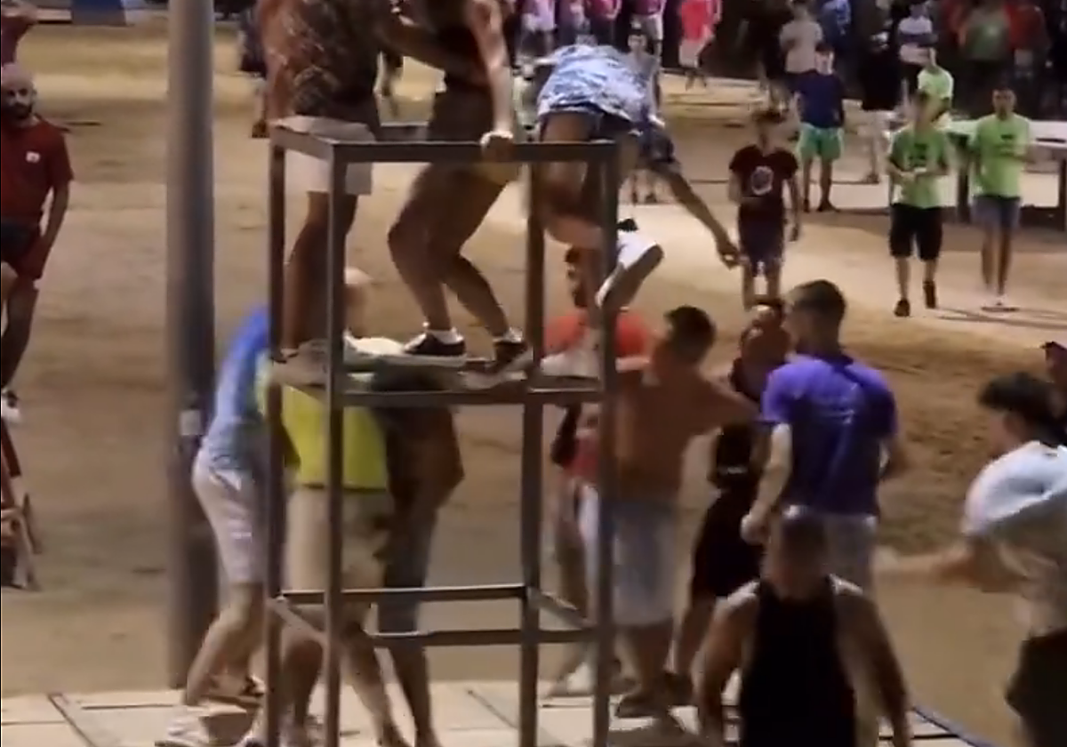 Imagen de la pelea registrada en un festejo taurino del Puerto de Sagunto