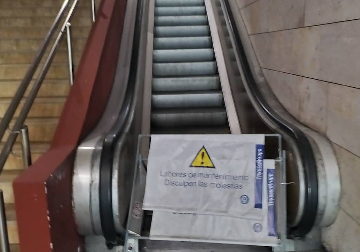 Una de las escaleras mecánicas averiada, con un cartel que reza: 'Labores de mantenimiento. Disculpen las molestias«