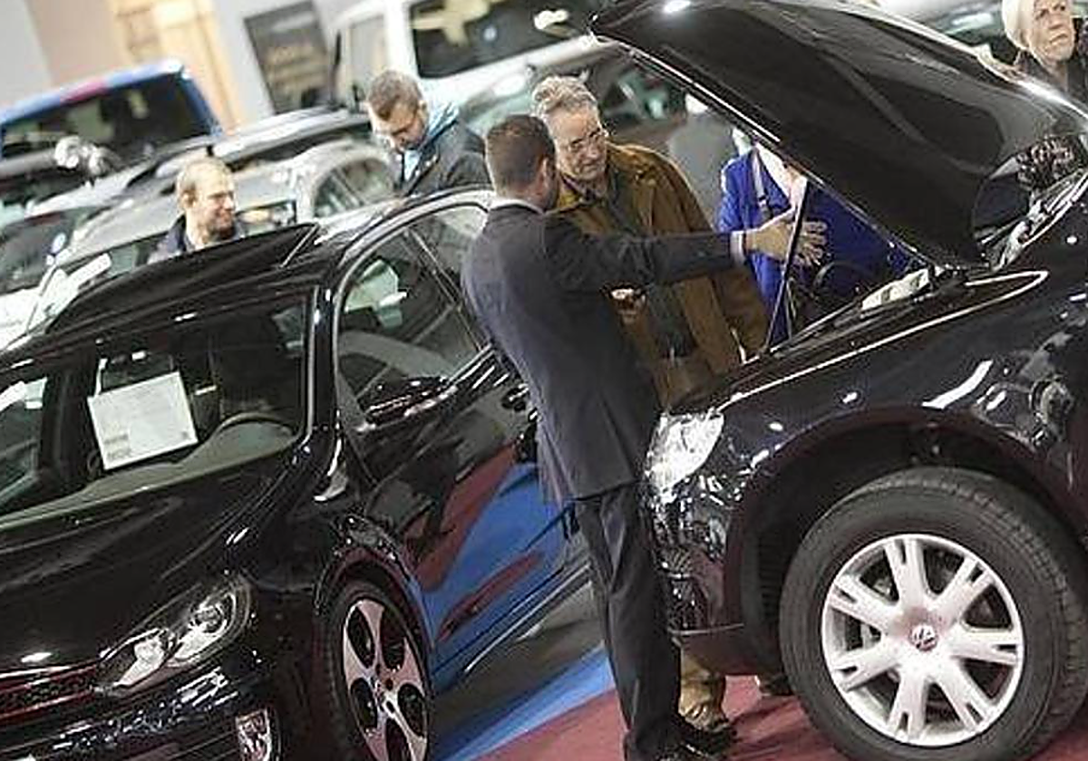 Compraventa de vehículos en foto de archivo