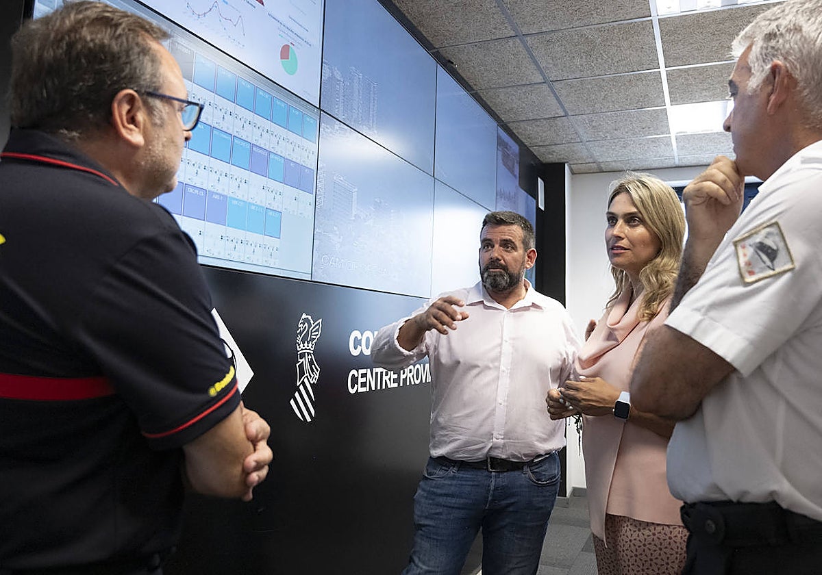 Imagen de la reunión de la presidenta de la Diputación de Castellón con el Consorcio de Bomberos