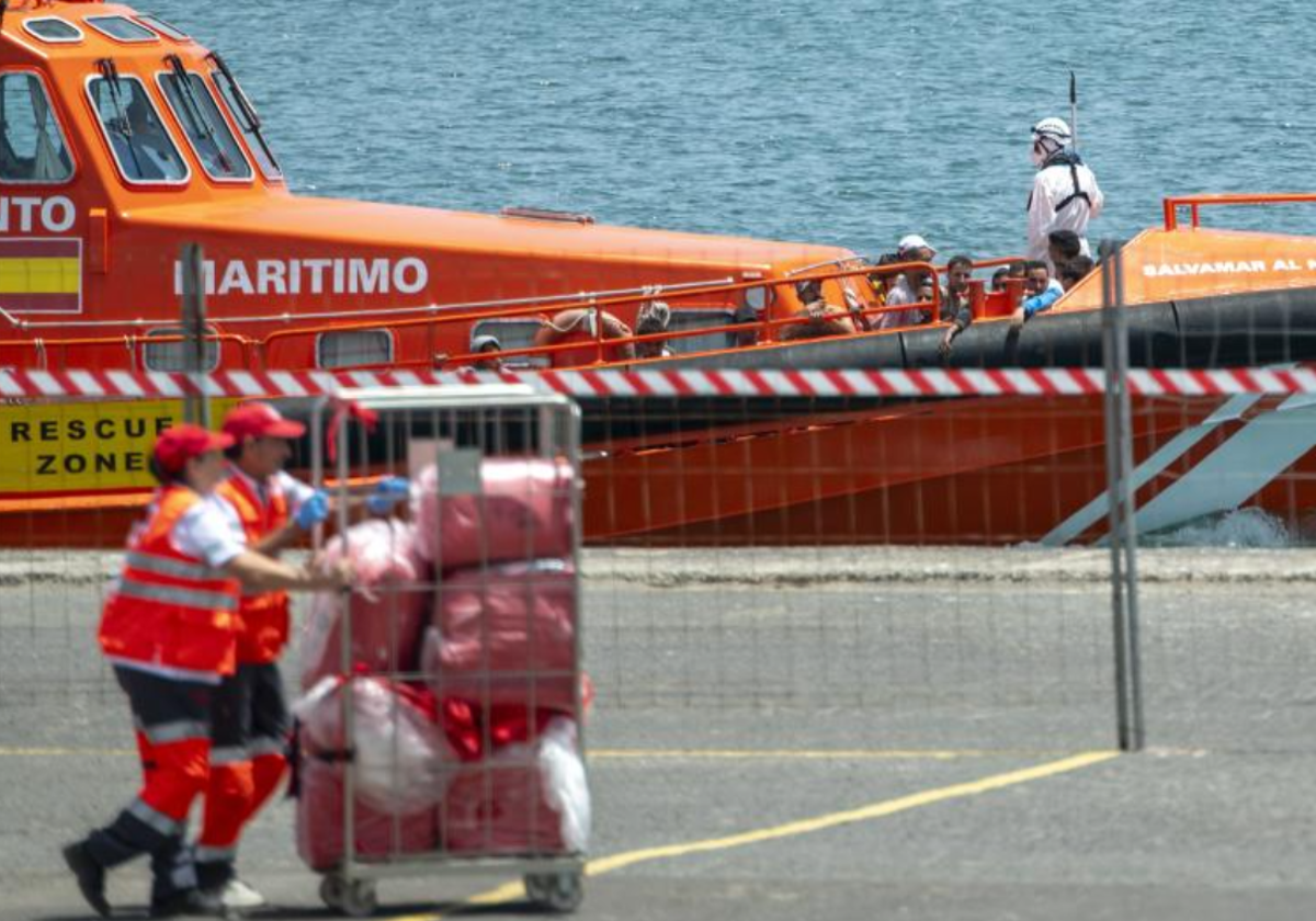 Salvamento Marítimo rescata una segunda patera al norte de Lanzarote con 60 personas a bordo