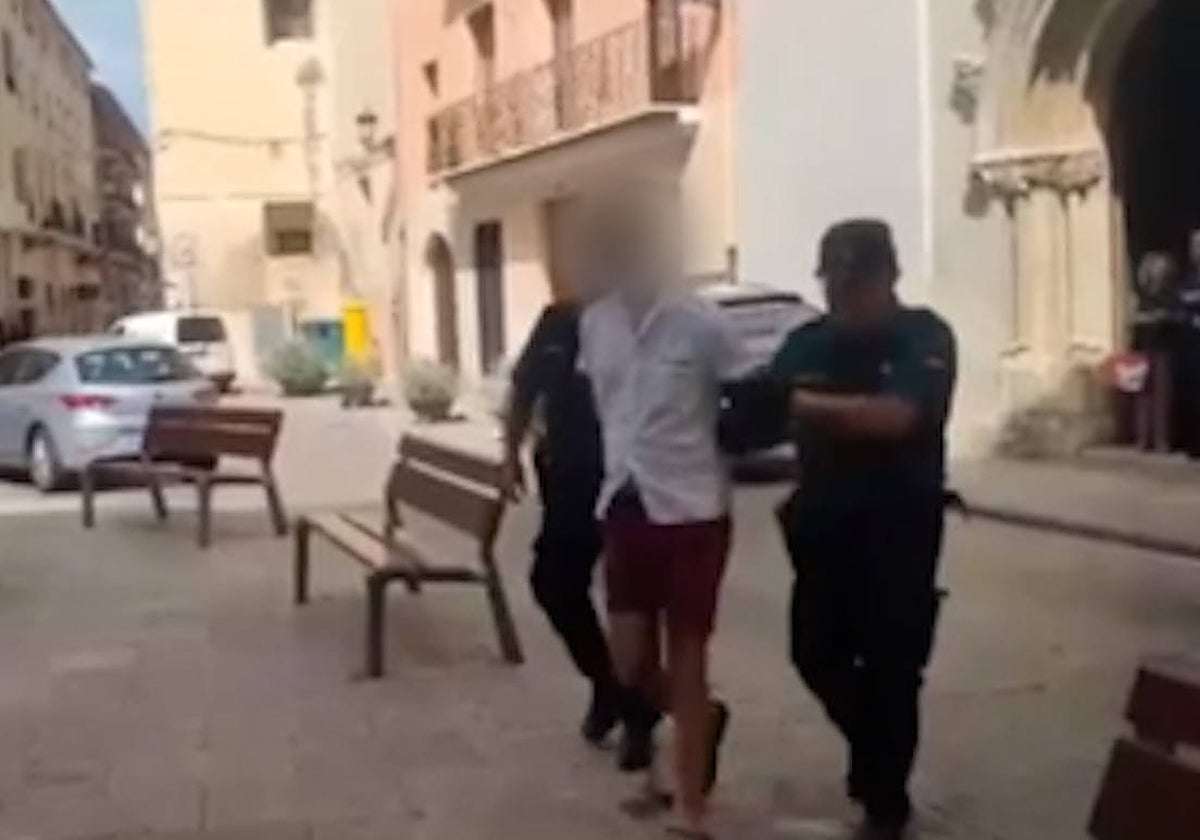 Imagen de la detención de uno de los integrantes de la banda por parte de la Guardia Civil