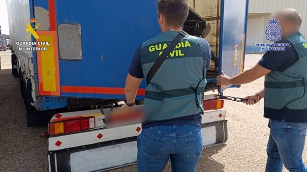 Imagen de dos agentes de la Guardia Civil abriendo el camión donde se ocultaba la 'narcolancha'