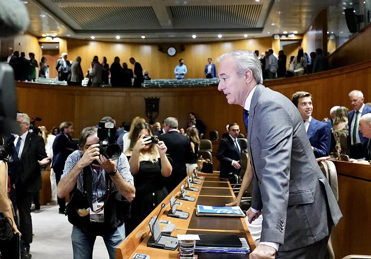 Azcón, presidente de Aragón, durante la sesión de investidura en las Cortes
