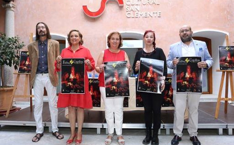 Imagen principal - La presentación del Festival Celestina ha tenido lugar en el Centro Cultural San Clemente de Toledo. Arriba, de izquierda a derecha, Luis María García (La Recua Teatro); la alcaldesa Soledad de Frutos; la presidenta de la Diputación de Toledo, Conchi Cedillo; María Elena Diardes, coordinadora artística de La Recua Teatro y Tomás Arribas, diputado de Cultura. Sobre estas líneas, dos mmomentos de la representación de La Celestina