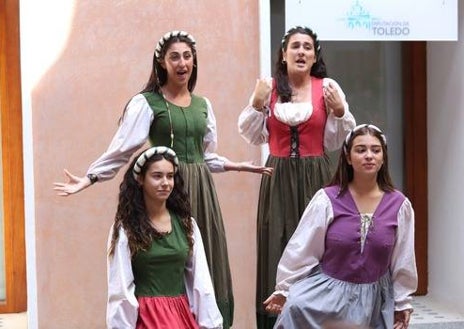 Imagen secundaria 1 - La presentación del Festival Celestina ha tenido lugar en el Centro Cultural San Clemente de Toledo. Arriba, de izquierda a derecha, Luis María García (La Recua Teatro); la alcaldesa Soledad de Frutos; la presidenta de la Diputación de Toledo, Conchi Cedillo; María Elena Diardes, coordinadora artística de La Recua Teatro y Tomás Arribas, diputado de Cultura. Sobre estas líneas, dos mmomentos de la representación de La Celestina